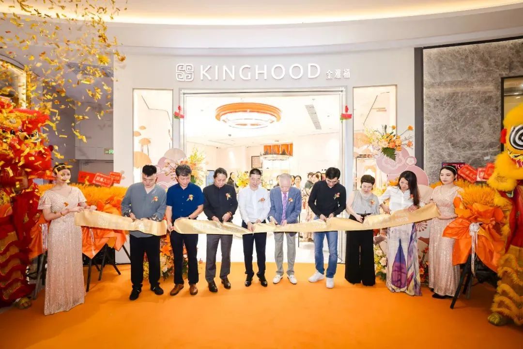 9月22日上午，金雅福深圳万象汇店正式开业，图为金雅福集团董事长黄仕坤与出席嘉宾共同为新店开业剪彩。