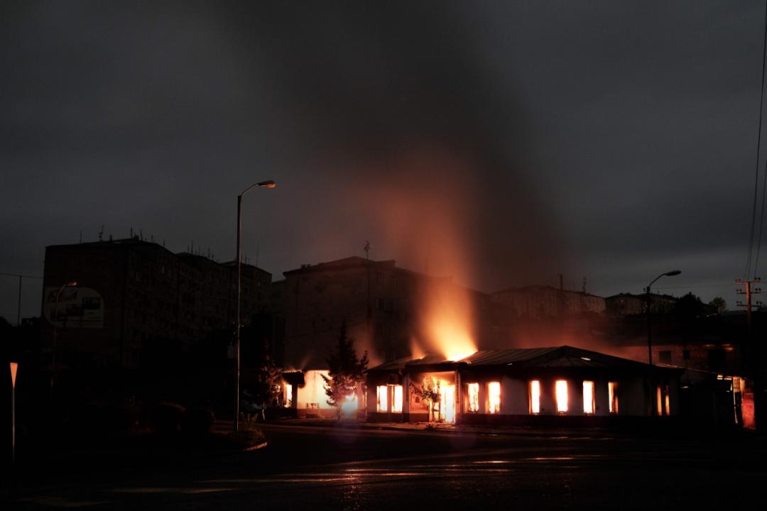▲资料图片：纳卡地区首府斯捷潘纳克特一处建筑遭到炮击后燃烧。（新华社/法新社）