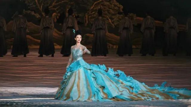 开幕式上她化身成一点绿,美如画|李倩_新浪财经_新浪网