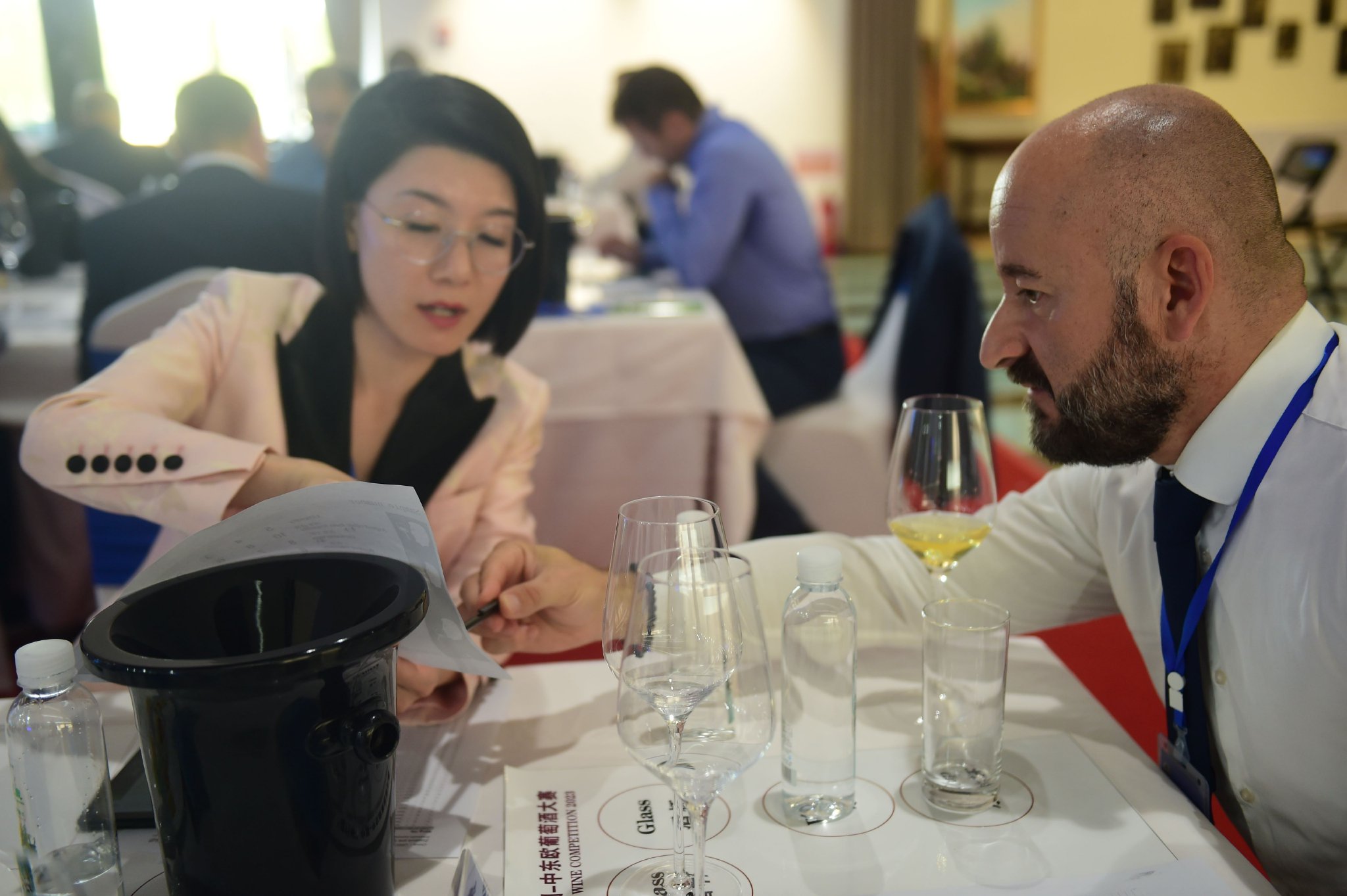 两位品酒师在中国-中东欧葡萄酒大赛上商讨品评意见.&nbsp; 傅新春摄