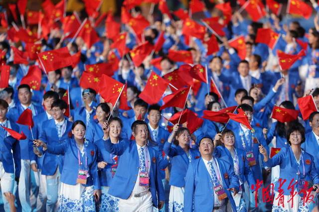 杭州奥体中心体育场,第19届亚洲运动会开幕式上,中国代表团入场