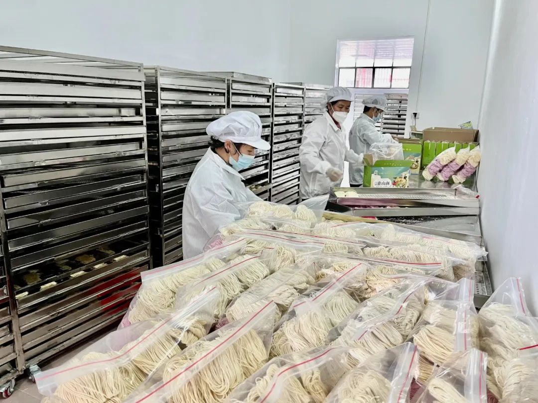 始兴县顿岗镇强镇富村公司"宝溪面"生产车间.