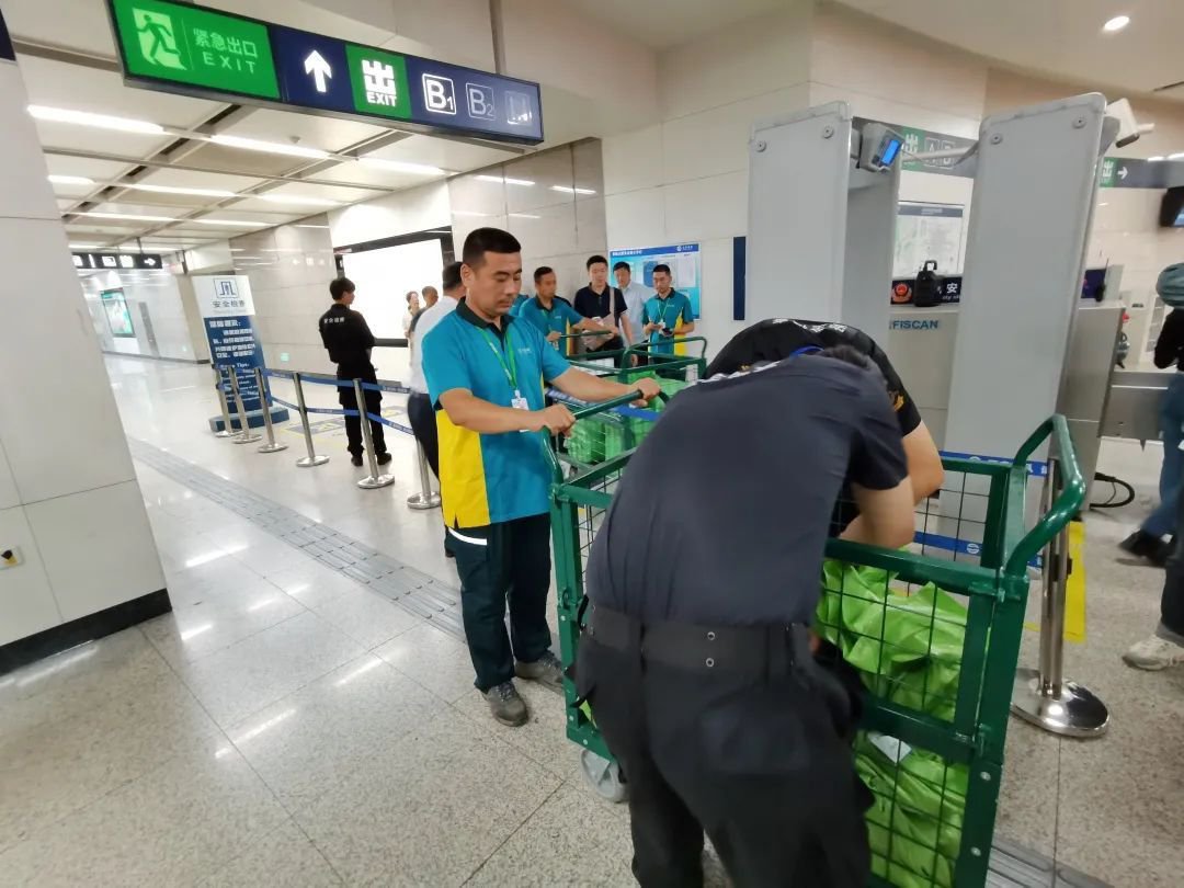 地铁安检人员对包裹进行安检,确保封条完好.新京报记者 裴剑飞 摄