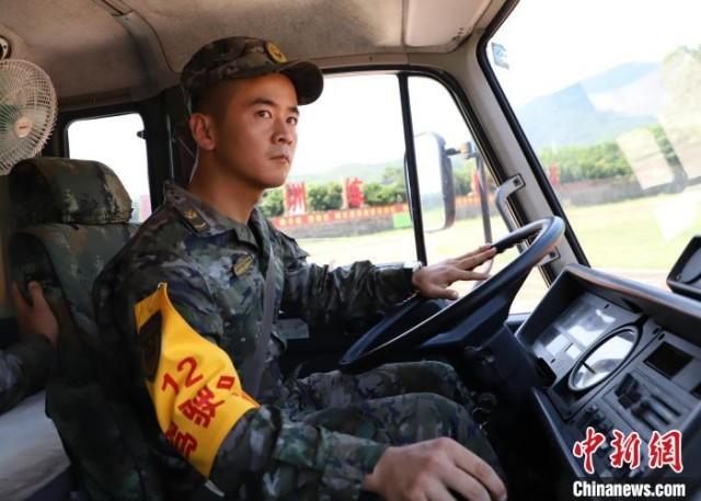军车驾驶员在比武中.蒋锐 摄