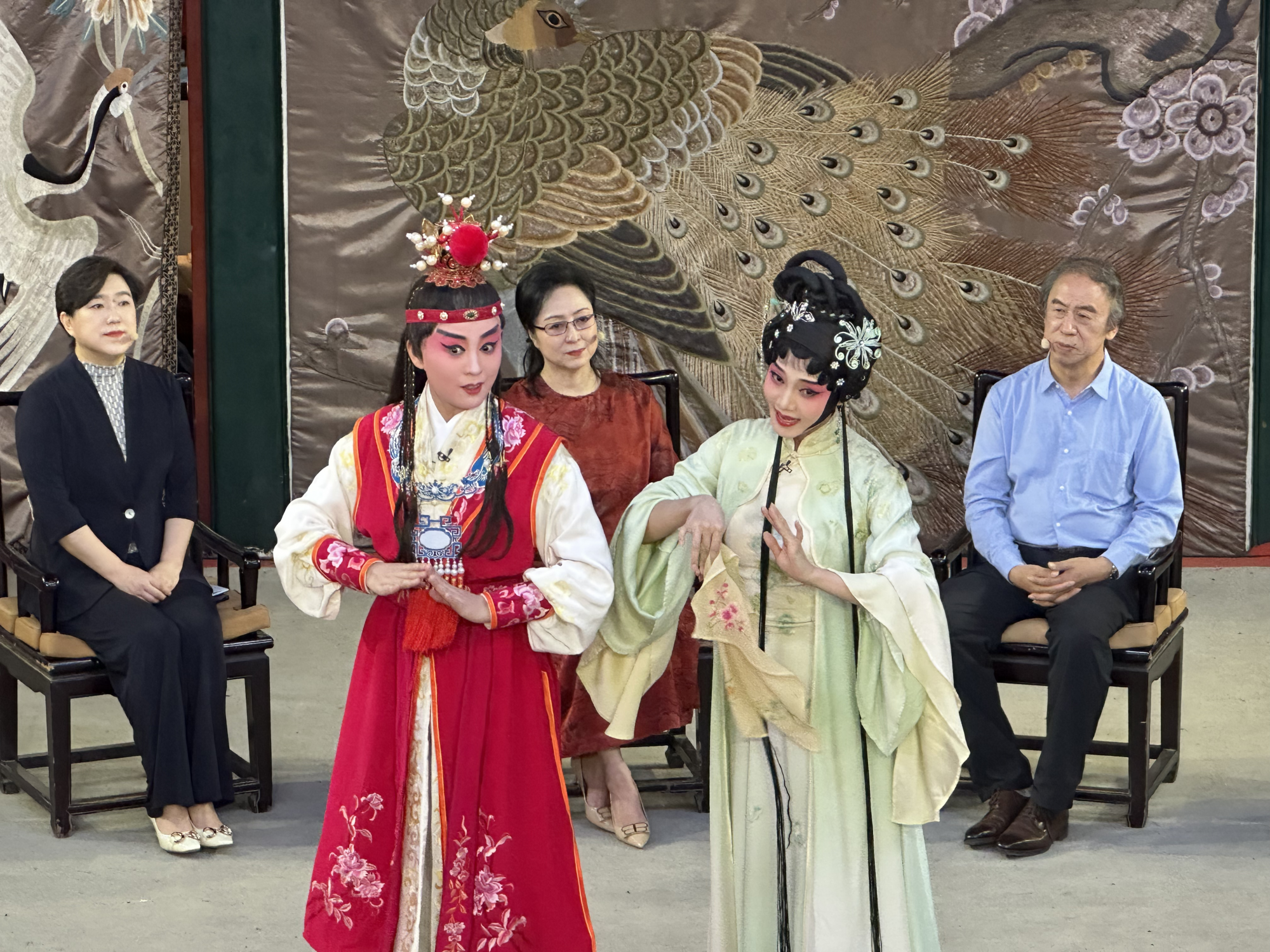 图为北方昆曲剧院演员翁佳慧和朱冰贞表演《红楼梦》选段.蒲亨卓尔 摄