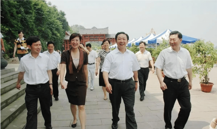 女县委书记袁菱"女皇"般的后宫生活.