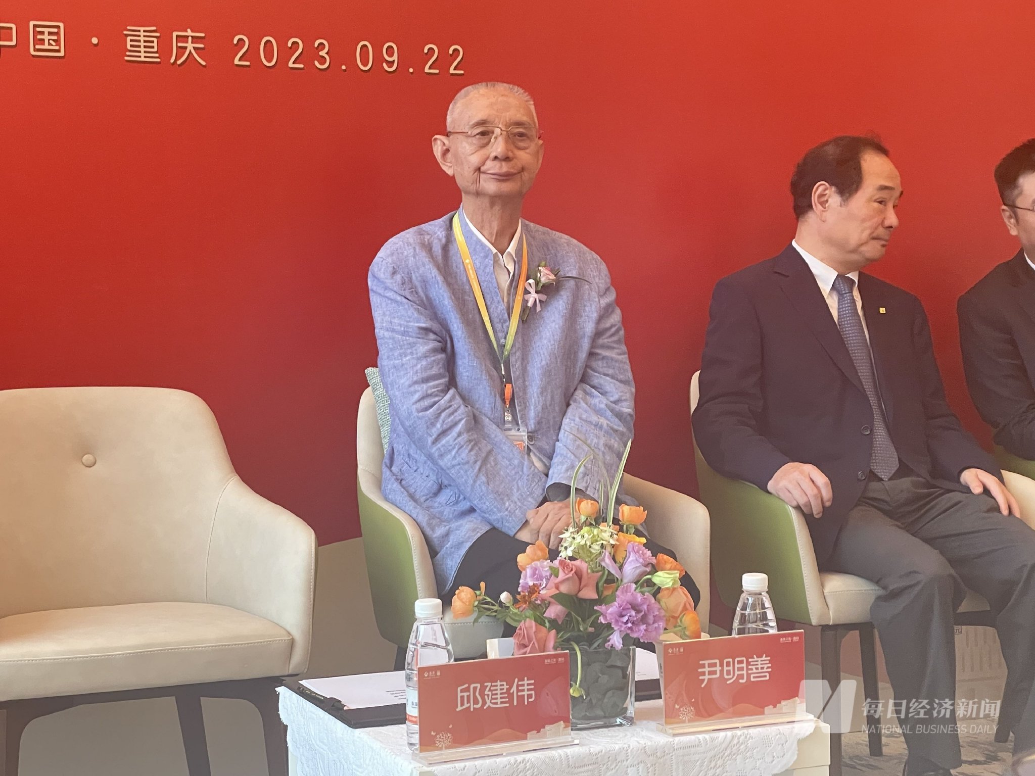 尹明善出席渝园开业仪式,接受媒体采访 每经记者 鄢银婵 摄