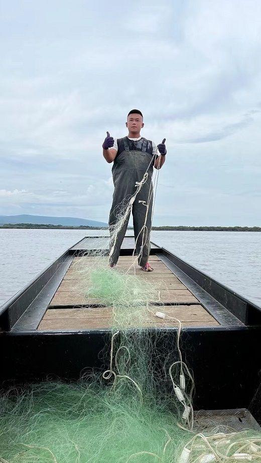 每到捕鱼季,乌苏里江的渔民分布在各个滩头,渔民们架着渔船,排队打渔