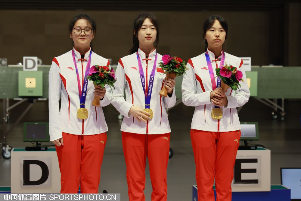 6环.图为(左起)韩佳予,黄雨婷,王芝琳在颁奖仪式上.