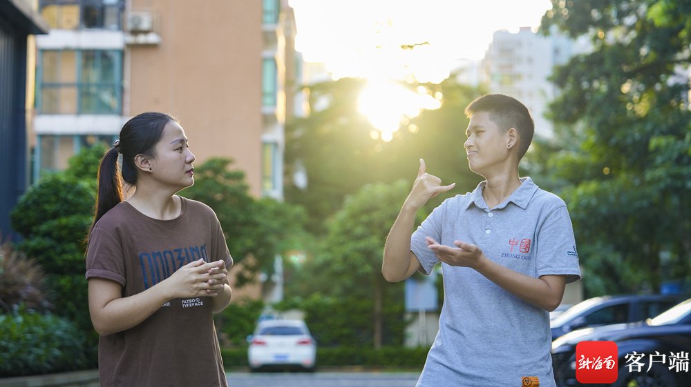 谢容蓉和朋友在用手语交流聊天.记者 李昊 摄