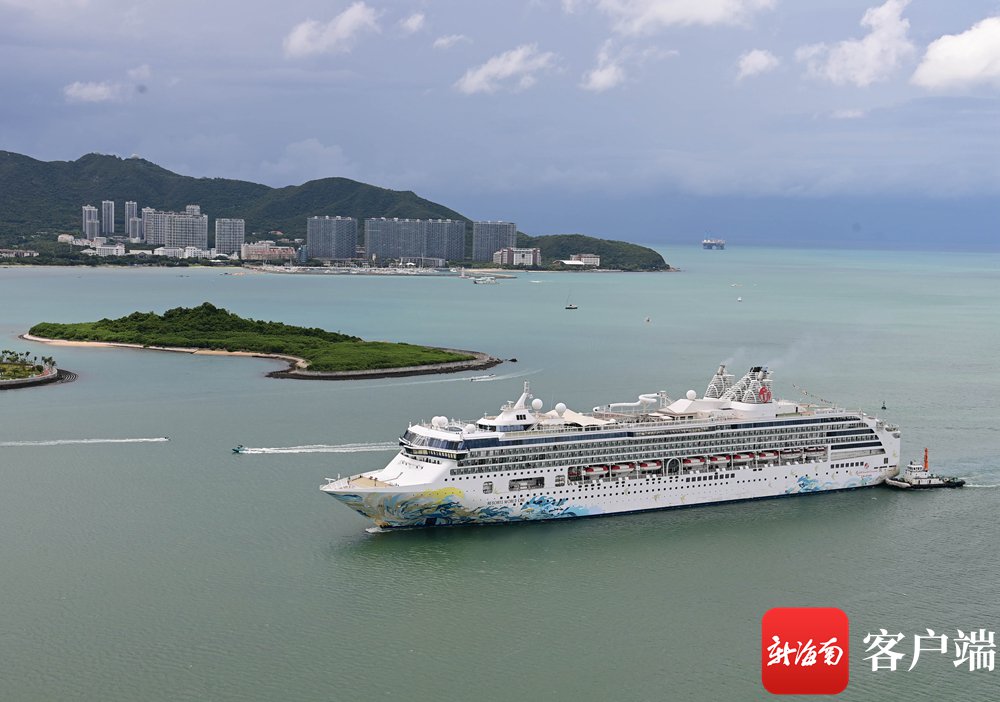 9月25日,海南三亚,香港—三亚"名胜世界壹号"邮轮缓缓驶进三亚港.