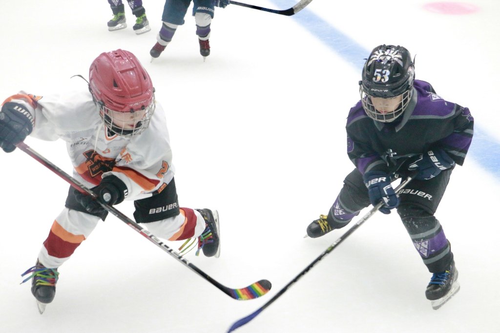 冰球少年上演冰上争锋!