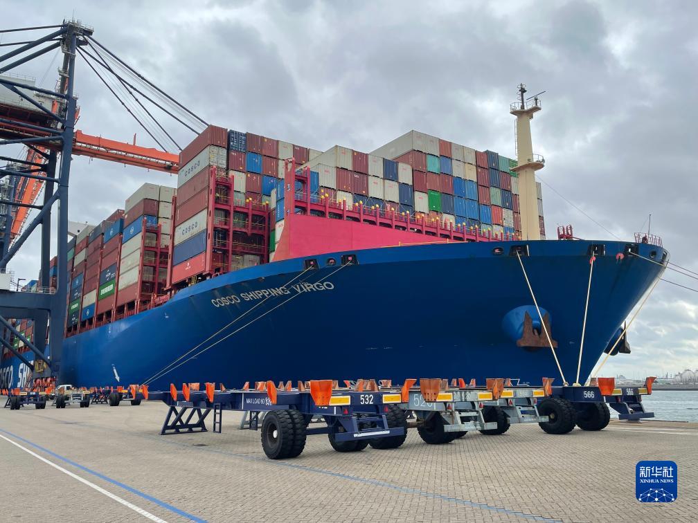 9月20日,"中远海运室女座"号集装箱船停靠在荷兰鹿特丹港.