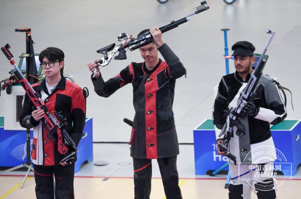 小将盛李豪以破世界纪录的成绩获得杭州亚运会男子10米气步枪个人冠军