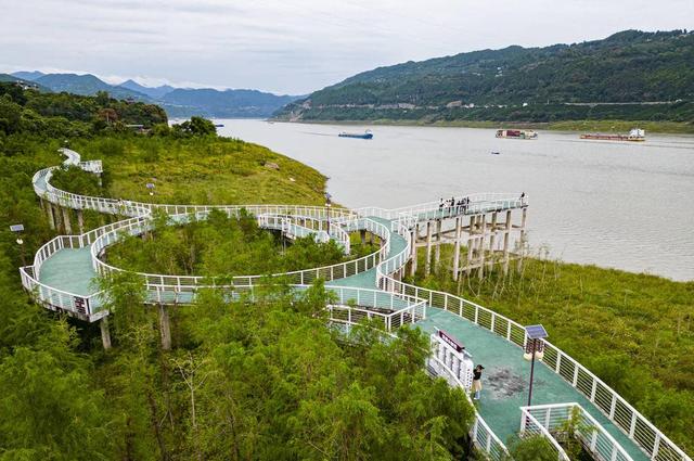 万州区大周镇美景,一江碧水两岸青山.(重庆三峡融媒中心 冉孟军 摄)