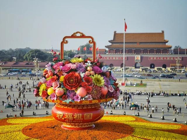 2022年9月25日,天安门广场,"祝福祖国"巨型花果篮正式亮相.