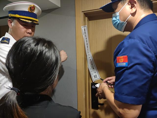 朝阳区消防救援支队执法人员对3间“楼梯房”进行查封。新京报记者 郭懿萌 摄