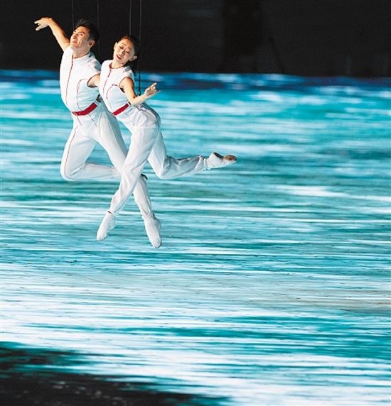 开幕式上的3d双威亚表演.记者 倪雁强 摄