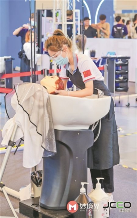 王铭娟在赛场对头模进行洗发操作.受访者供图