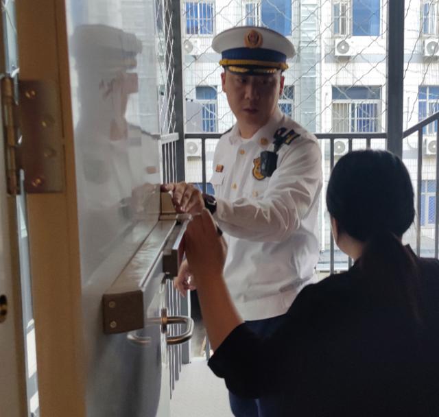 执法人员对酒店疏散通道进行检查。新京报记者 郭懿萌 摄