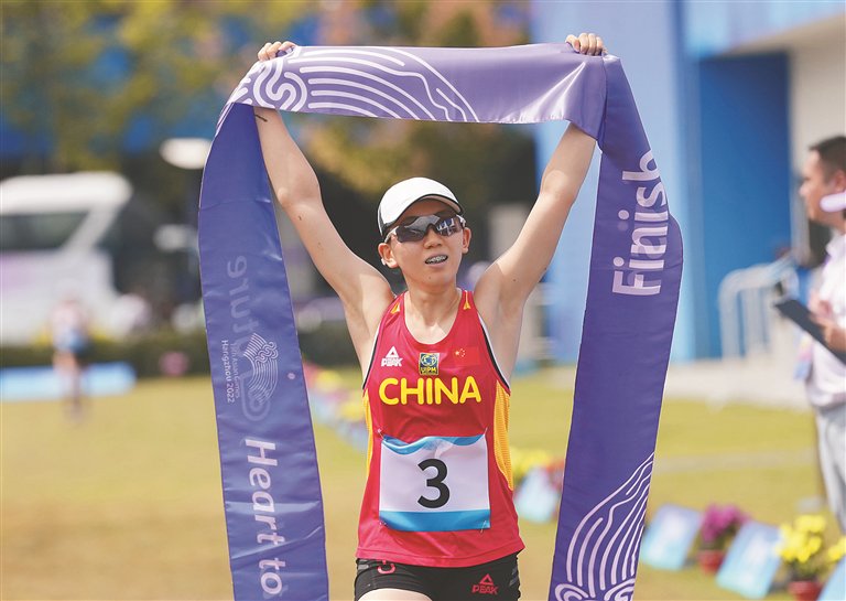 9月24日,中国选手张明煜在激光跑比赛中冲过终点.