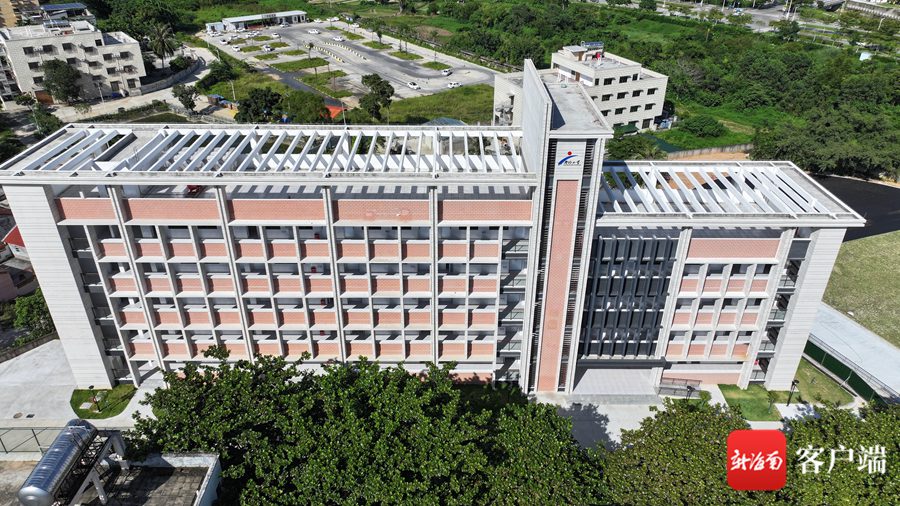 屯昌县向阳小学三区新教学楼投入使用.记者 郑光平 摄