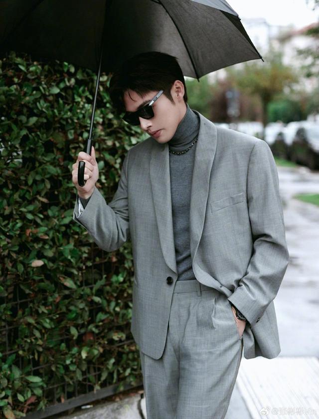张彬彬秋雨写真 穿西装长风衣绅士有型_新浪财经_新浪网