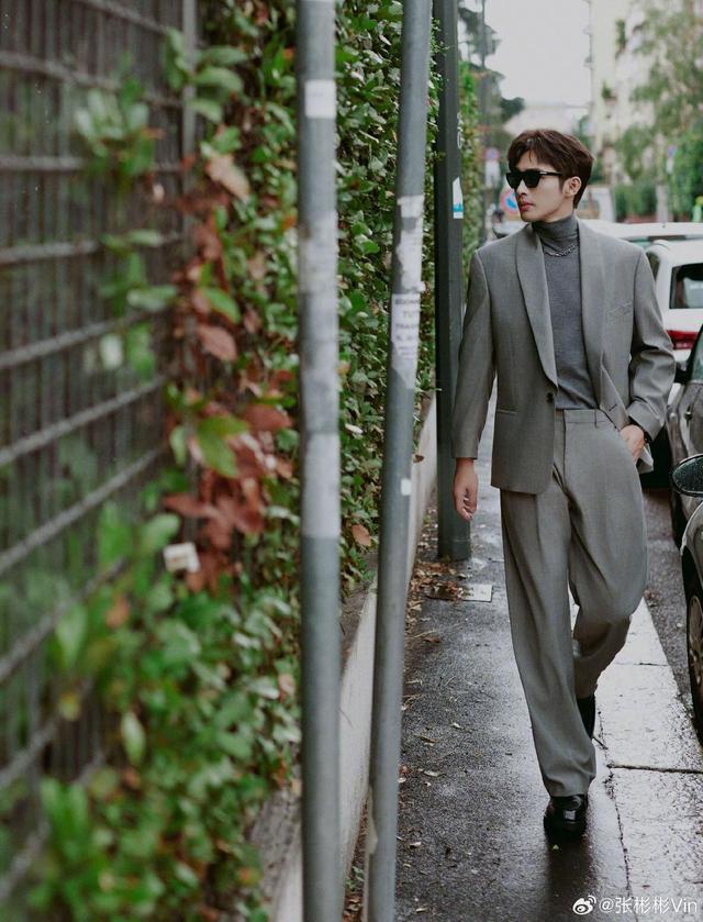 张彬彬秋雨写真 穿西装长风衣绅士有型_新浪财经_新浪网