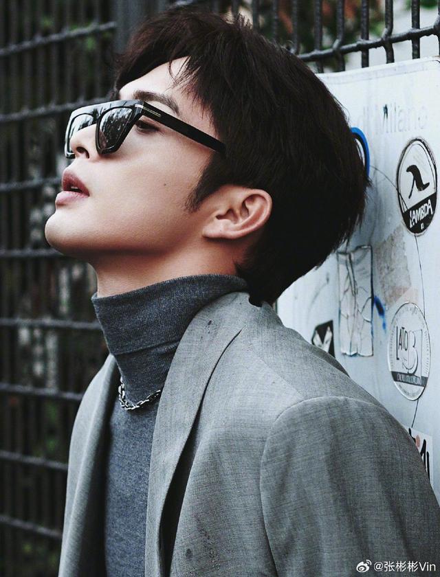 张彬彬秋雨写真 穿西装长风衣绅士有型_新浪财经_新浪网