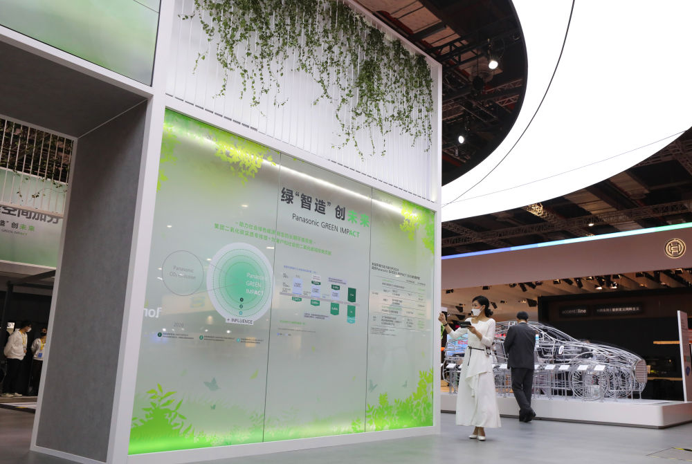 7日,讲解员在第五届进博会松下公司展台介绍零碳减排解决方案展板内容