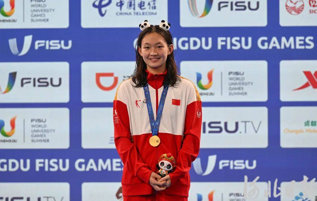 2023年8月7日,中国大学生体育代表团的河北选手李冰洁站在女子400米