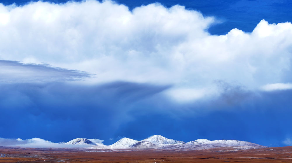 这是9月23日在青海省玉树藏族自治州称多县境内拍摄的雪山(无人机照片