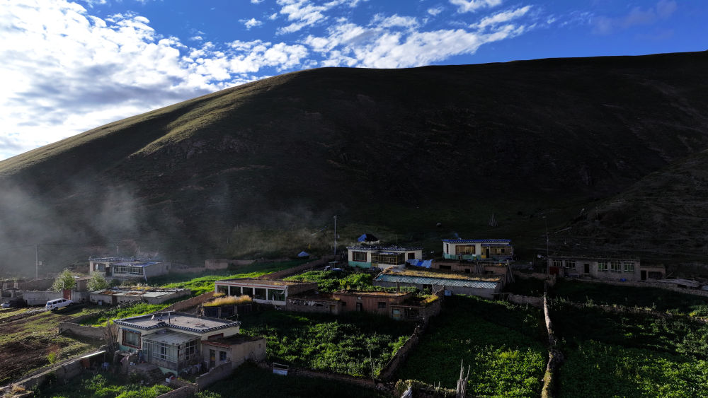 这是9月23日在青海省玉树藏族自治州称多县境内拍摄的雪山(无人机照片