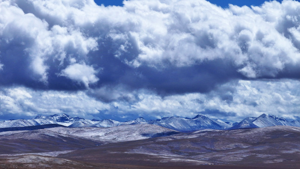 这是9月23日在青海省玉树藏族自治州称多县境内拍摄的雪山(无人机照片