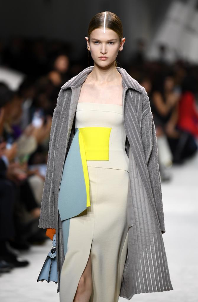 9月20日,模特在意大利米兰时装周上展示芬迪(fendi)品牌新品.