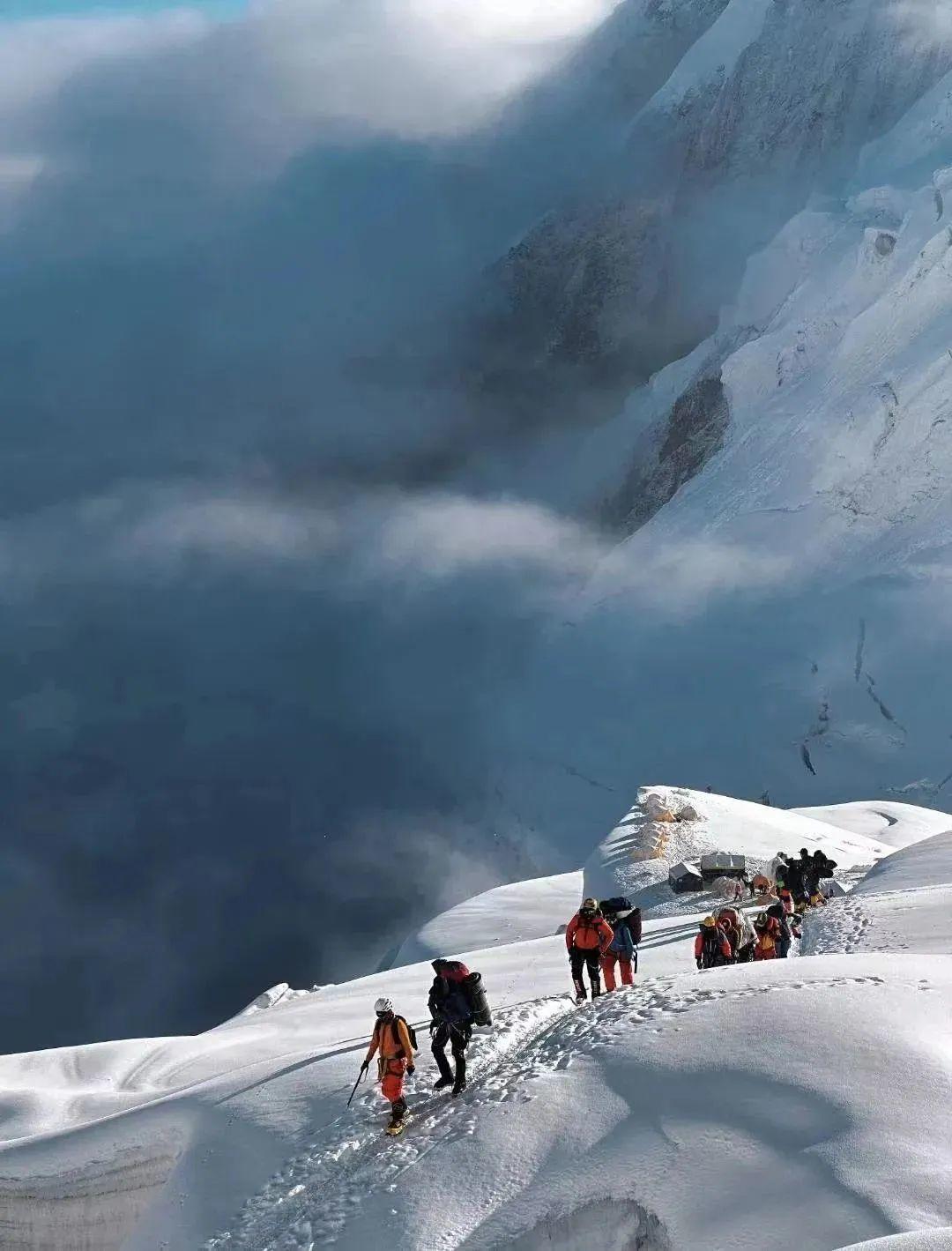 ▲攀登途中的登山队