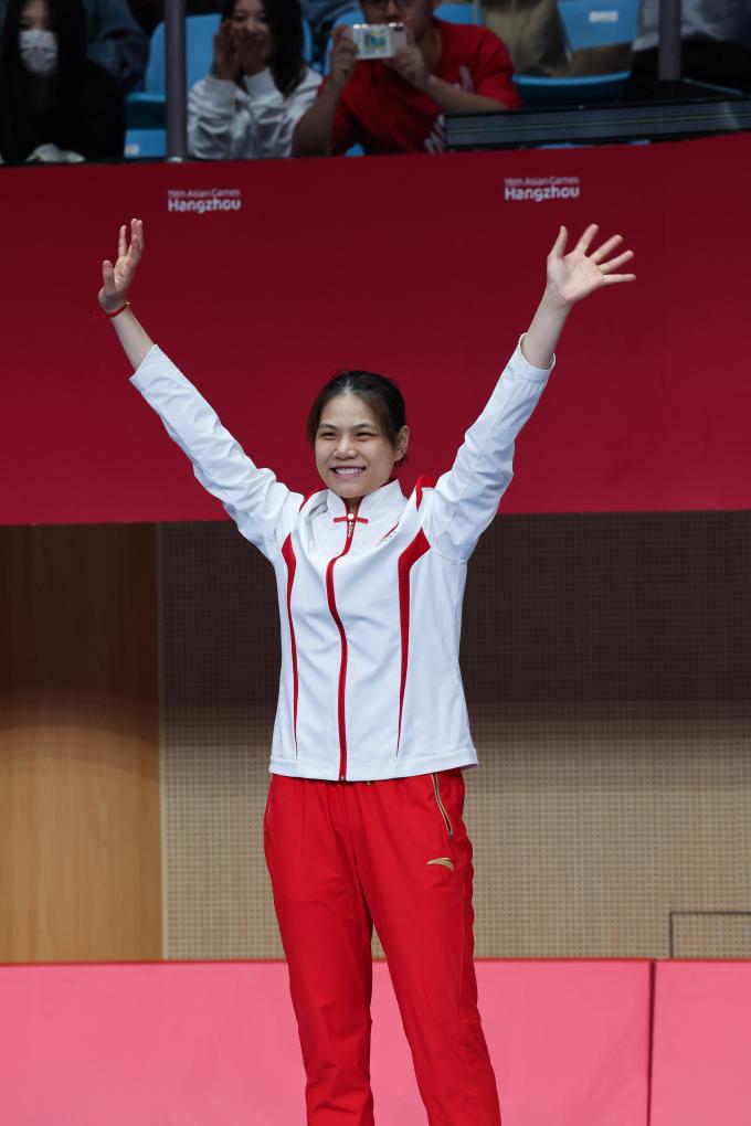 9月25日,黄芊芊在决赛后领奖.新华社记者 徐昱 摄