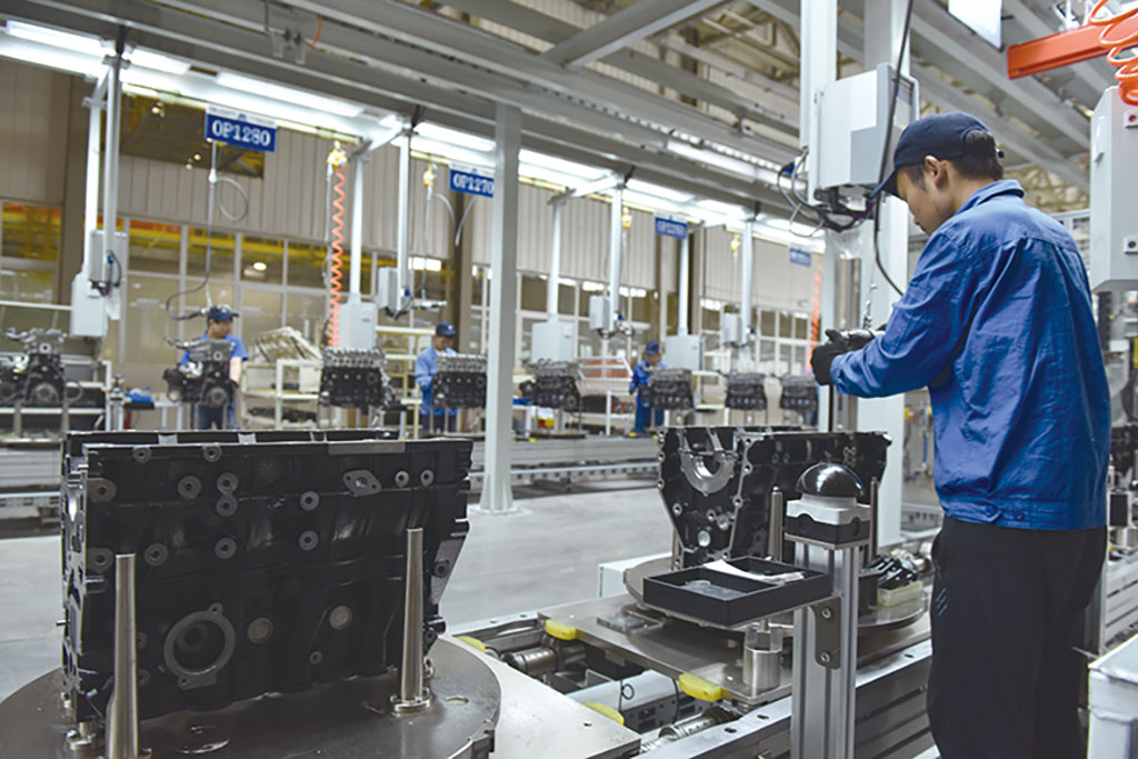 云内动力工作人员正在车间生产测试发动机.