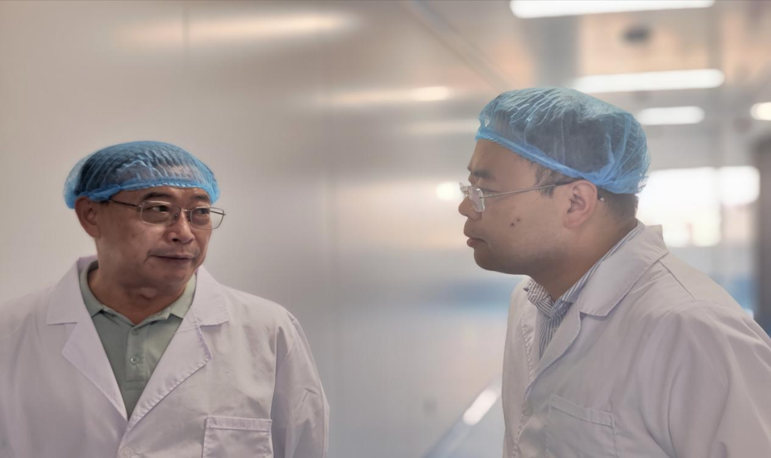 在生物制品事业部副总经理,总工程师曾成林带领下,昆明理工大学老师