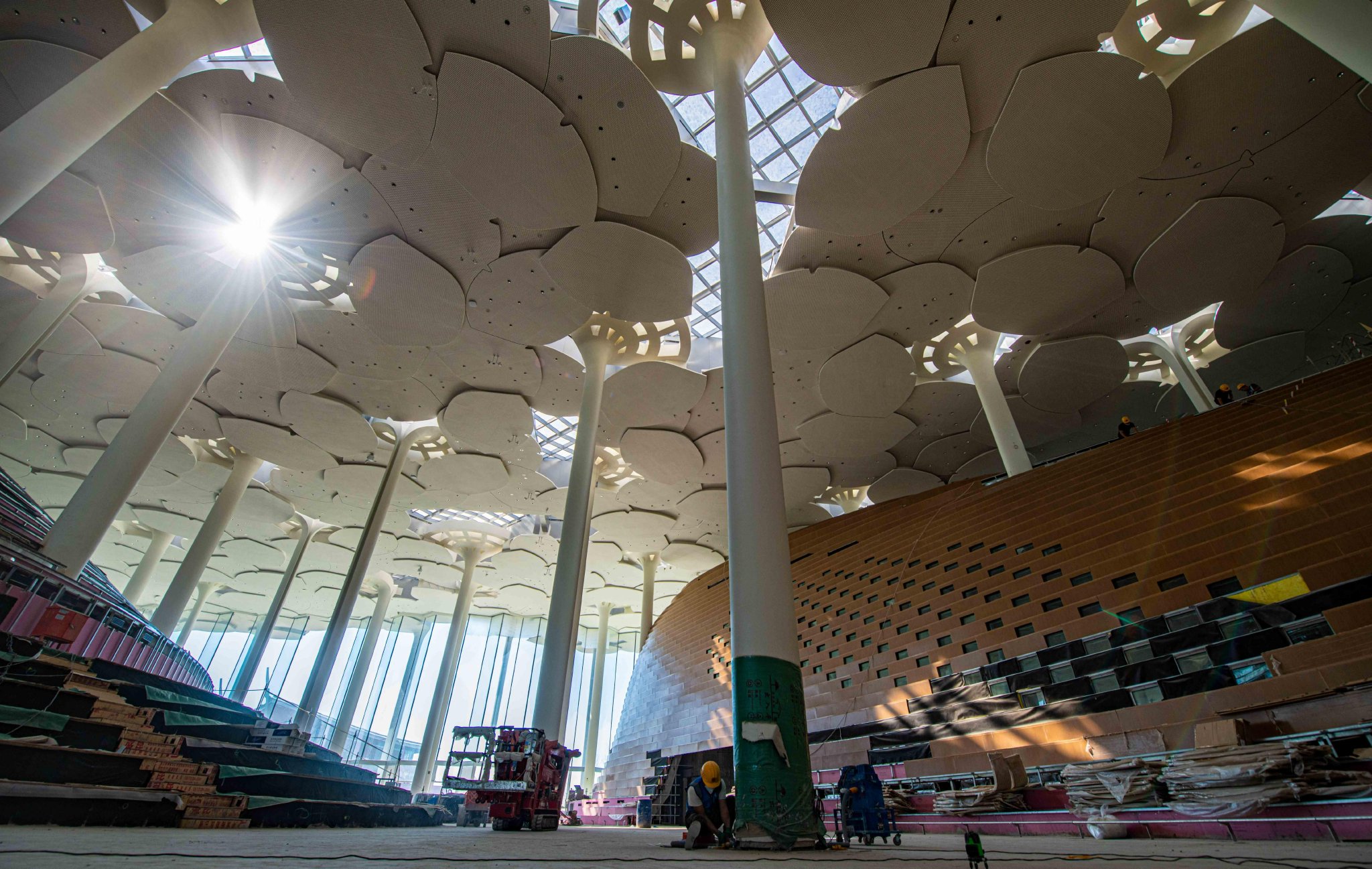 北京城市图书馆天花采用了银杏叶片堆叠的造型,馆内的144根立柱宛如