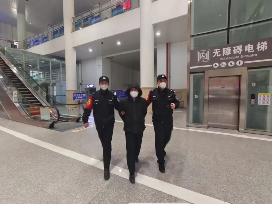 时,发现孙某随身携带一张伪造"辽宁省沈阳市公安局刑警支队"的警官证