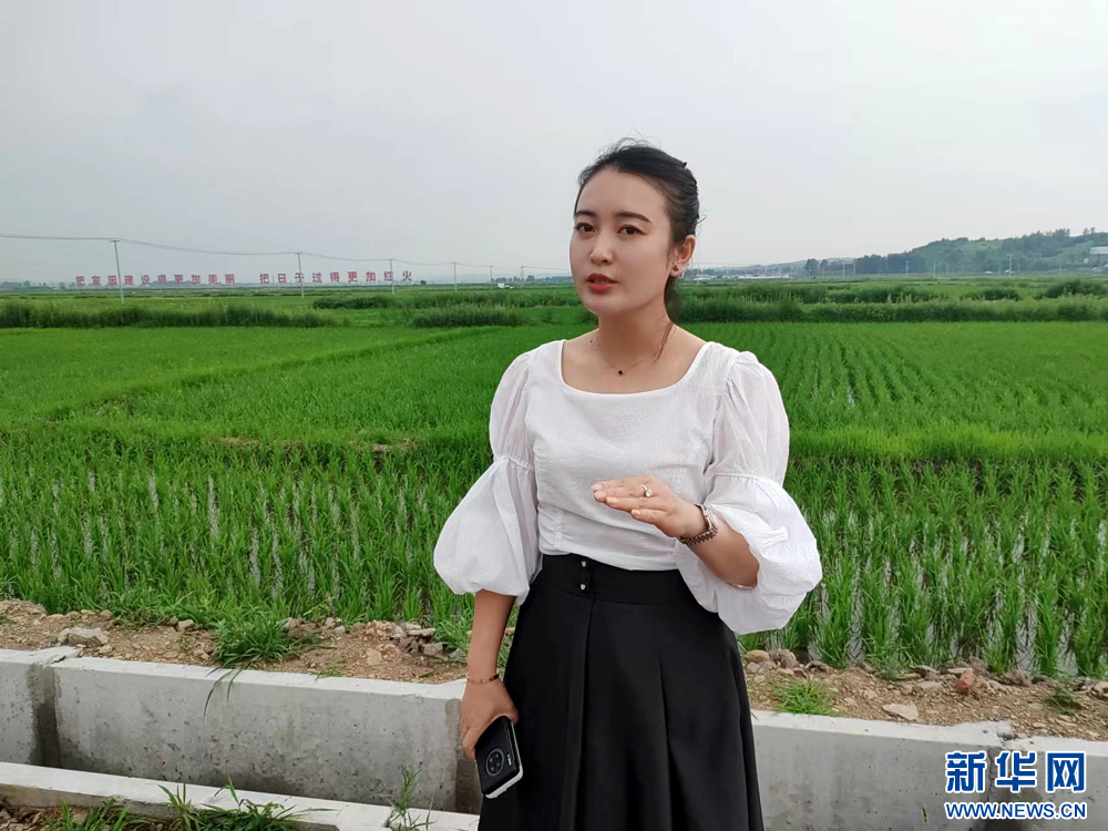 杨丽娜在介绍光东村旅游产业发展(2023年6月29日摄) 黄维摄/新华网发