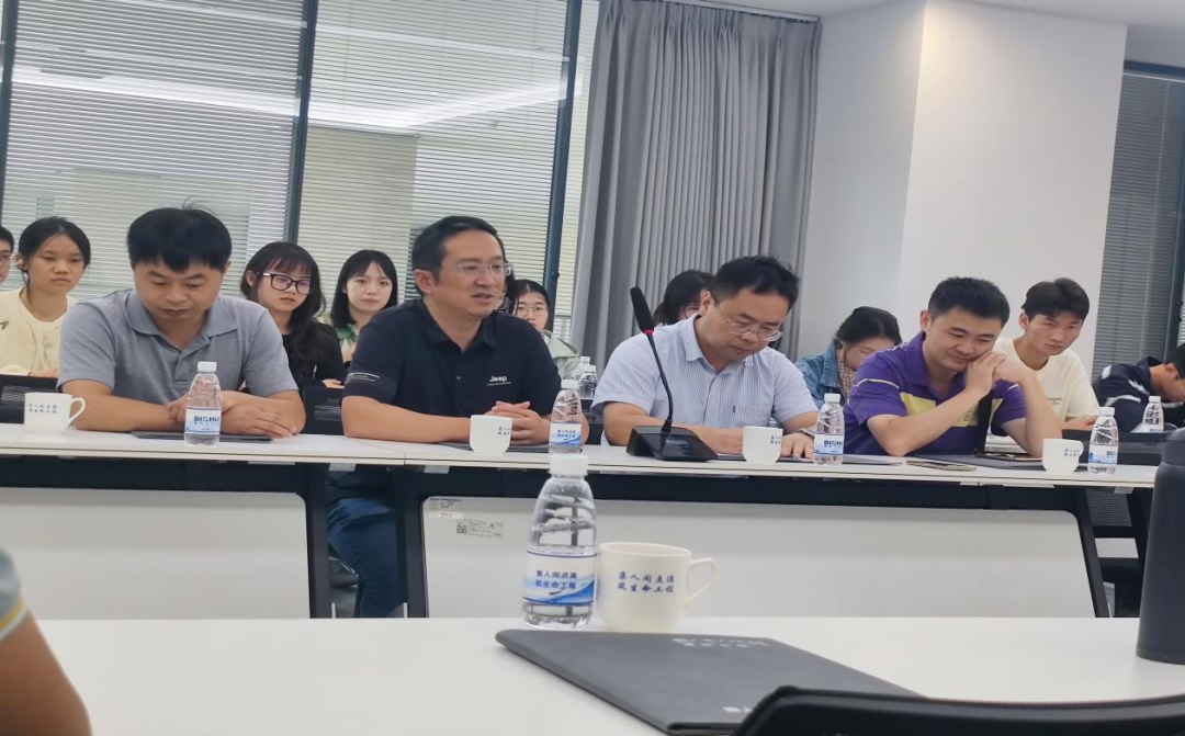 总工程师曾成林带领下,昆明理工大学老师一行先后对公司车间进行参观