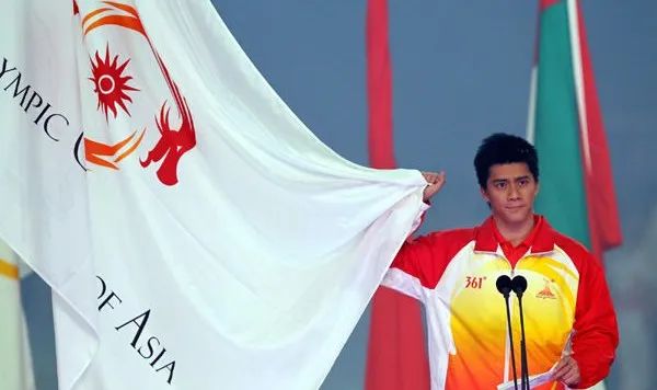 2010年11月12日，广州，运动员代表傅海峰在第16届亚运会开幕式现场宣誓（图片来源：新华社）