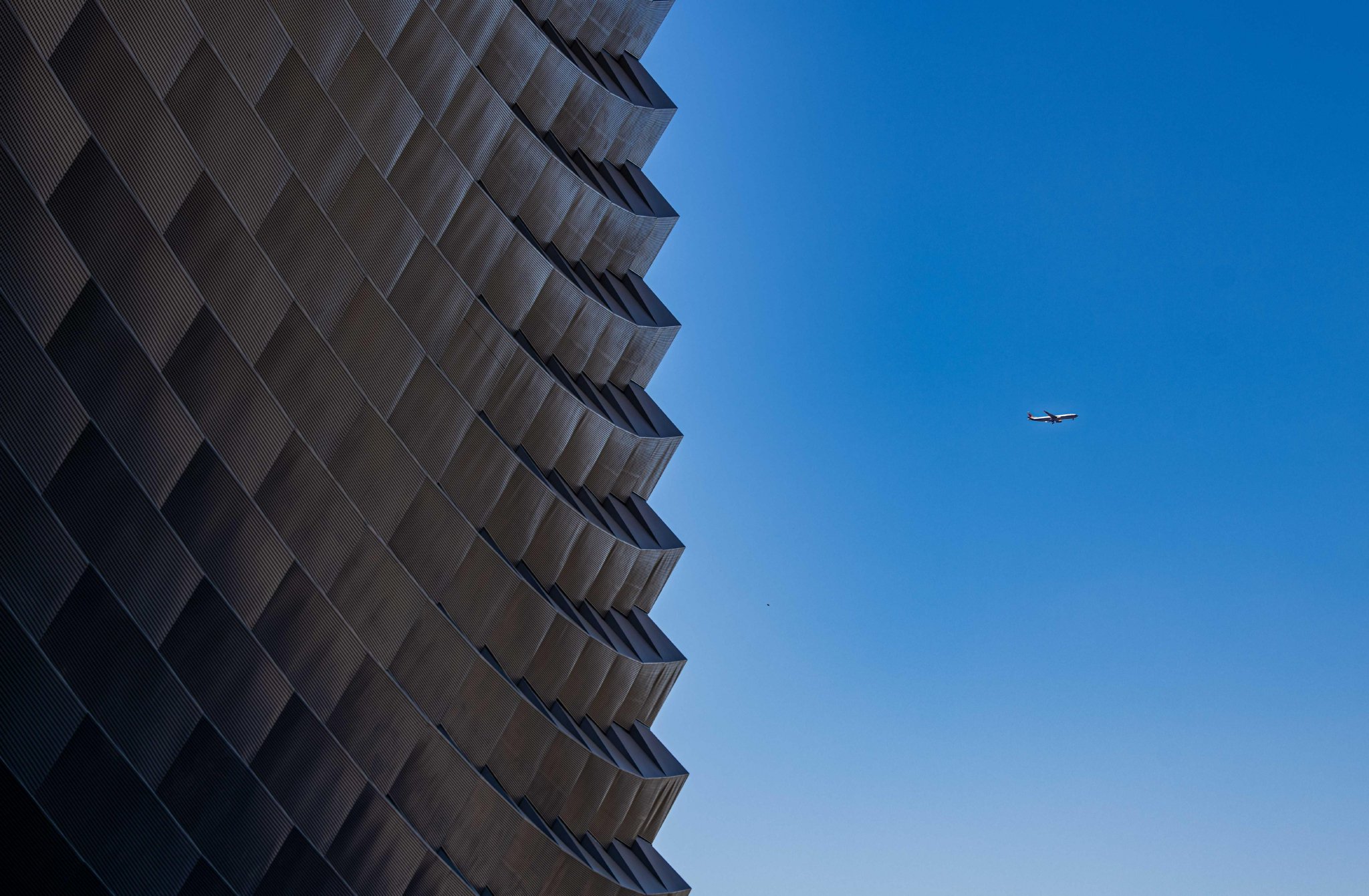 北京艺术中心整体设计元素提取自漕运码头岸边的古粮仓,4000余块折线