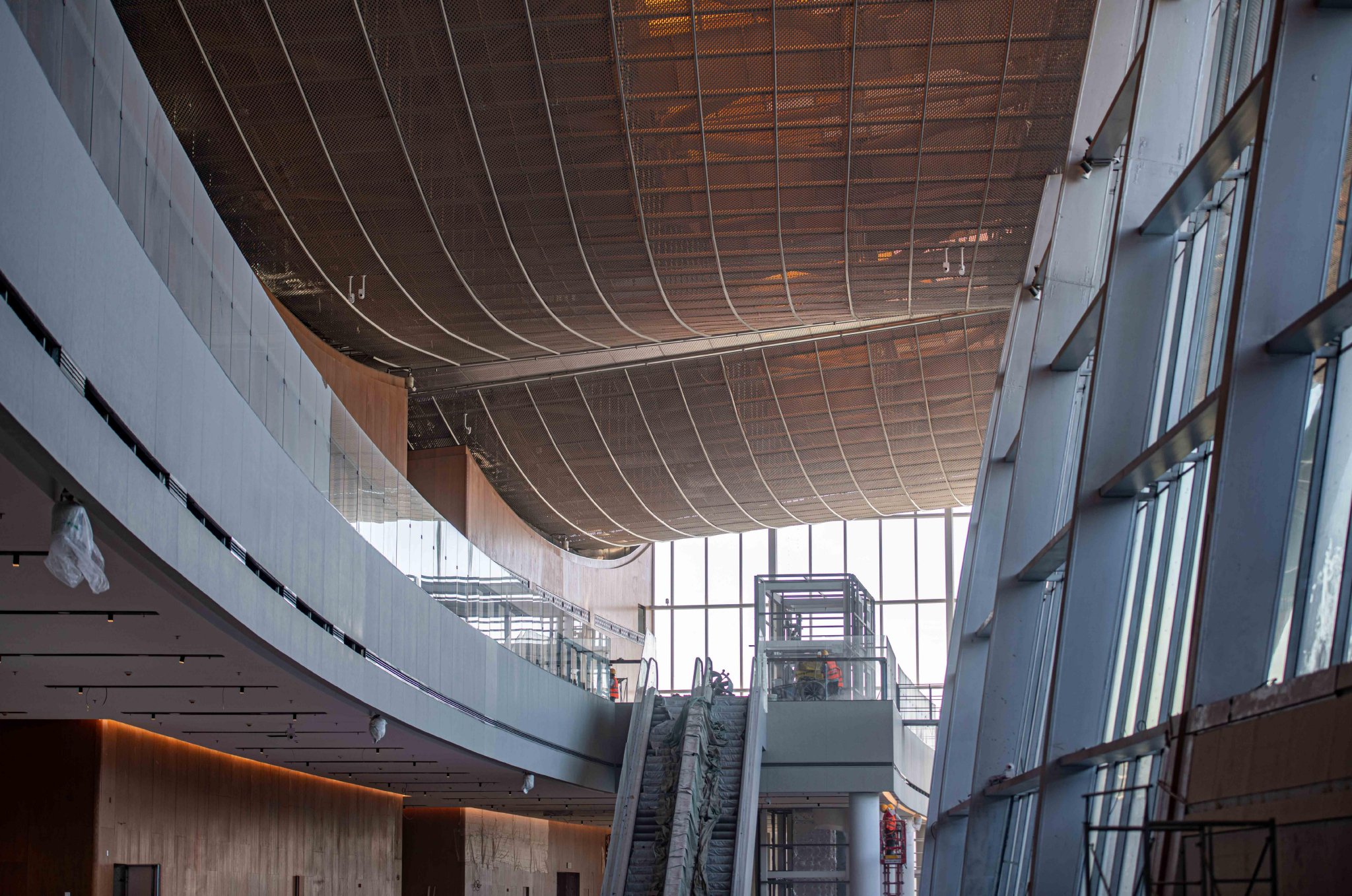 大运河博物馆内部,其设计理念源于古运河图景中的船,帆,水三个元素.