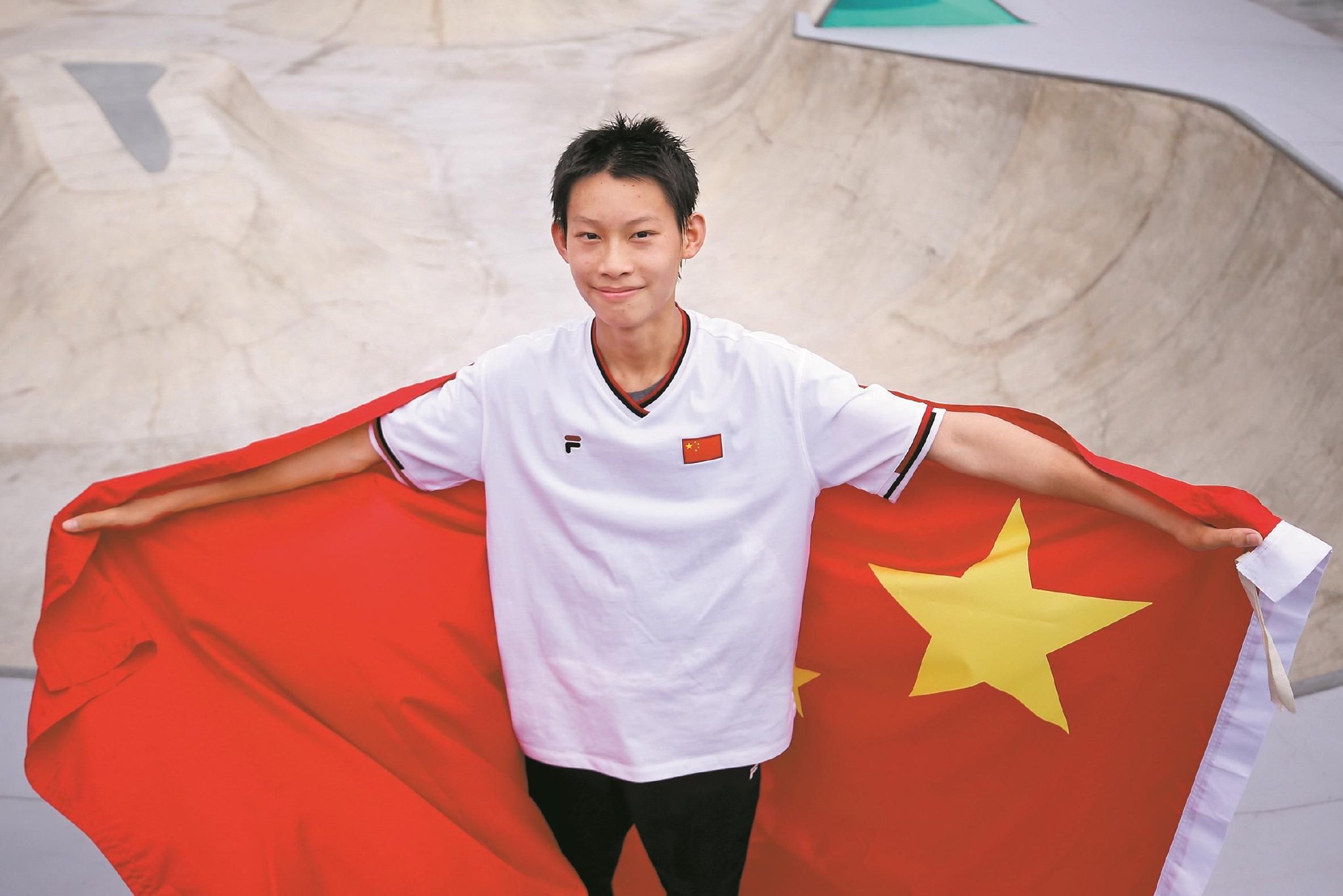 会滑板男子碗池决赛中,来自广东的中国滑板队15岁小将陈烨发挥出色