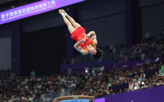 在6个单项中,张博恒相对较弱的项目是跳马. 图/新华社