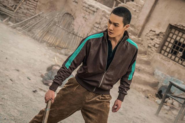 《西出玉门》中,李昀锐饰演的高深是五人探险小队里的"武力担当".