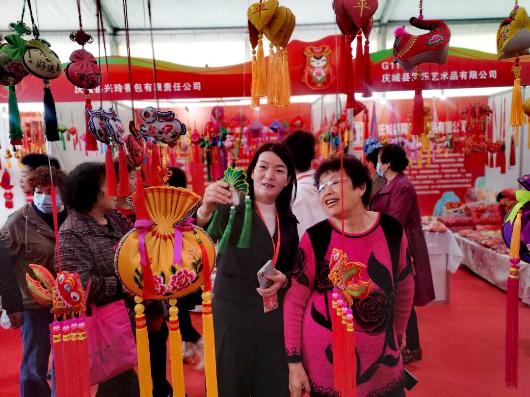 当地群众选购香包产品.本报记者 陈发明摄